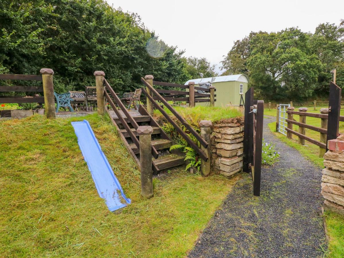 Shepherds Hut - The Hurdle *